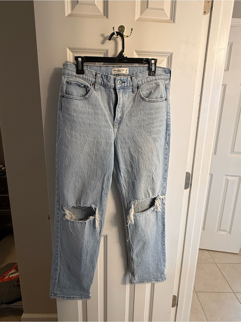 Abercrombie & Fitch Light Blue Distressed mid-Rise 90s straight Jeans